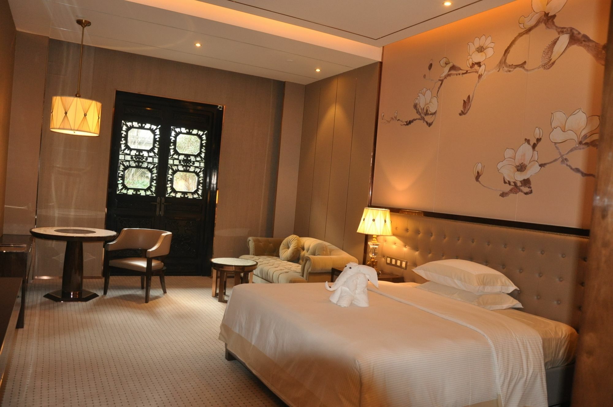 Royal Garden Hotel Shanghai-Free Shuttle To And From Disney & Pvg & Close Metro Line2 Easy To Sha New Expo Buitenkant foto